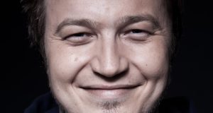 Edo Maajka nastupa uz Jazz orkestar HRT-a.