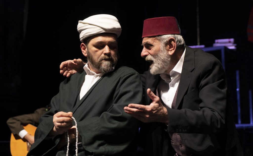 Iz predstave „Gradonačelnik ili Ovo je predstava o Mujagi Komadini“ autora Adnana Lugonića, u režiji Dine Mustafića