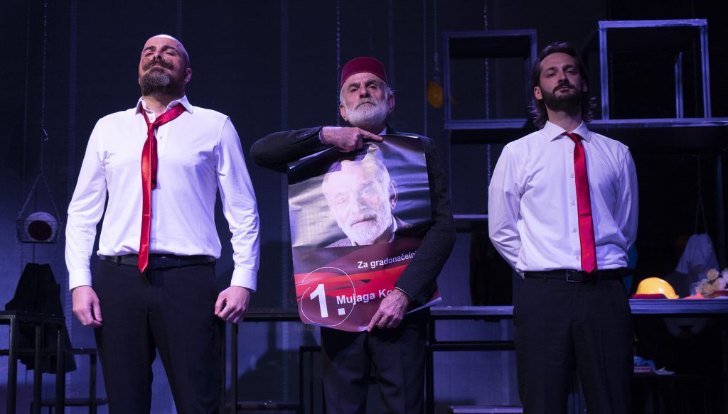 Iz predstave „Gradonačelnik ili Ovo je predstava o Mujagi Komadini“ autora Adnana Lugonića, u režiji Dine Mustafića