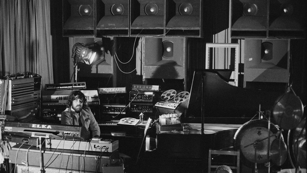 Vangelis za klavijaturama u studiju