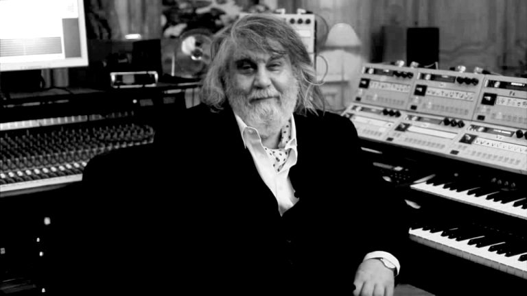 Vangelis za klavijaturama u studiju