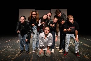 Iz predstave „Tražeći Esmira“ prema motivima istoimenog romana Nicka Teunissena