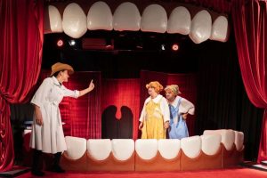Iz predstave za djecu „Karius i Baktus“