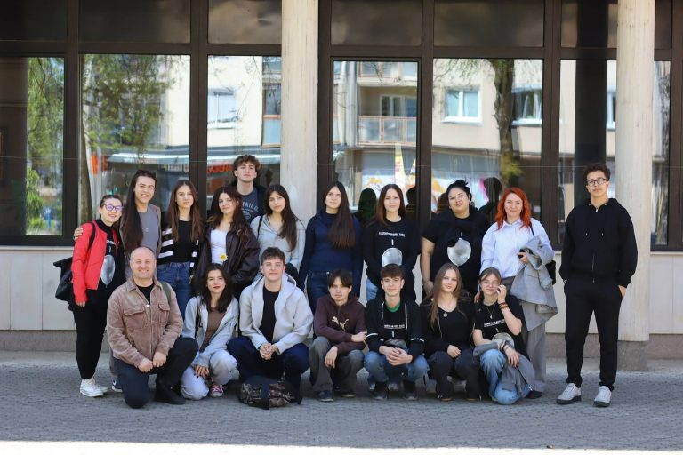 Pozorište mladih Tuzle oduševilo publiku u Bihaću i Cazinu