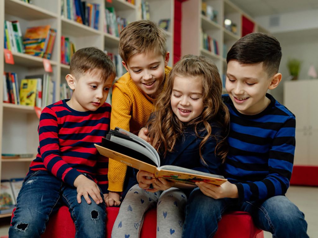 Djeca čitaju bajke Hansa Christiana Andersena