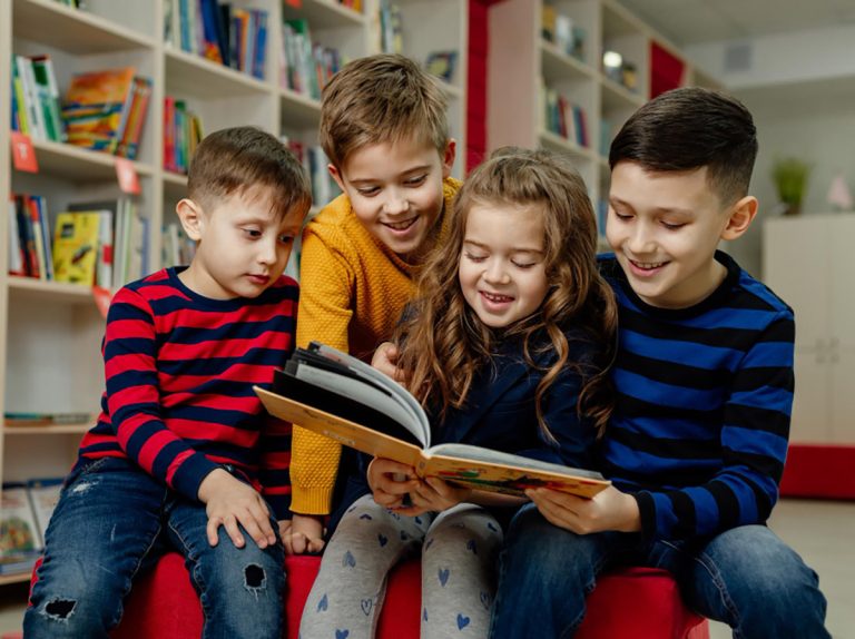 Djeca čitaju bajke Hansa Christiana Andersena