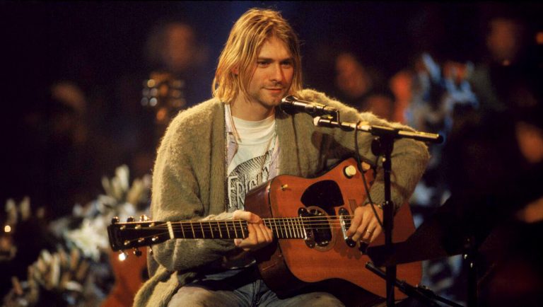 Kurt Cobain na koncertu sa gitarom i mikrofonom