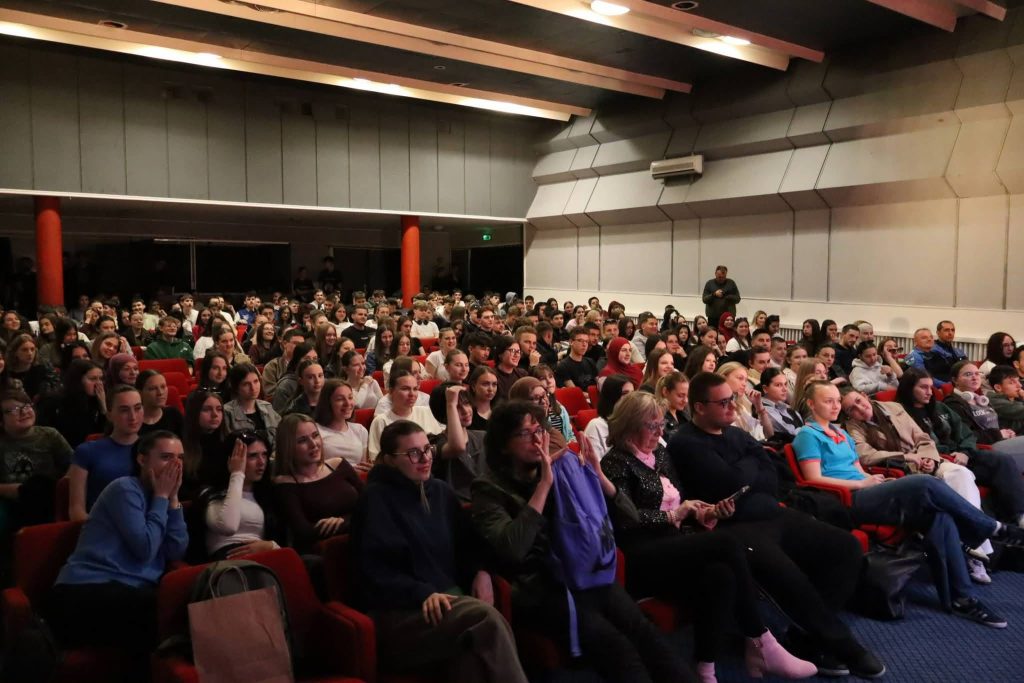 Pozorište mladih Tuzle oduševilo publiku u Bihaću i Cazinu