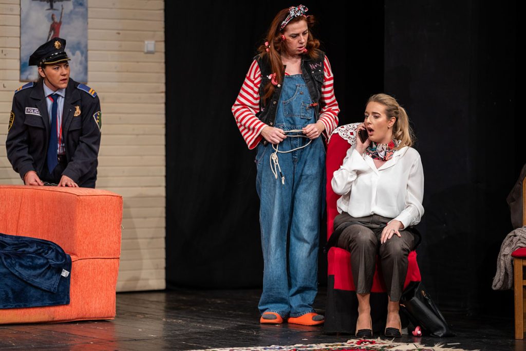 Iz predstave „Žene u crvenom“