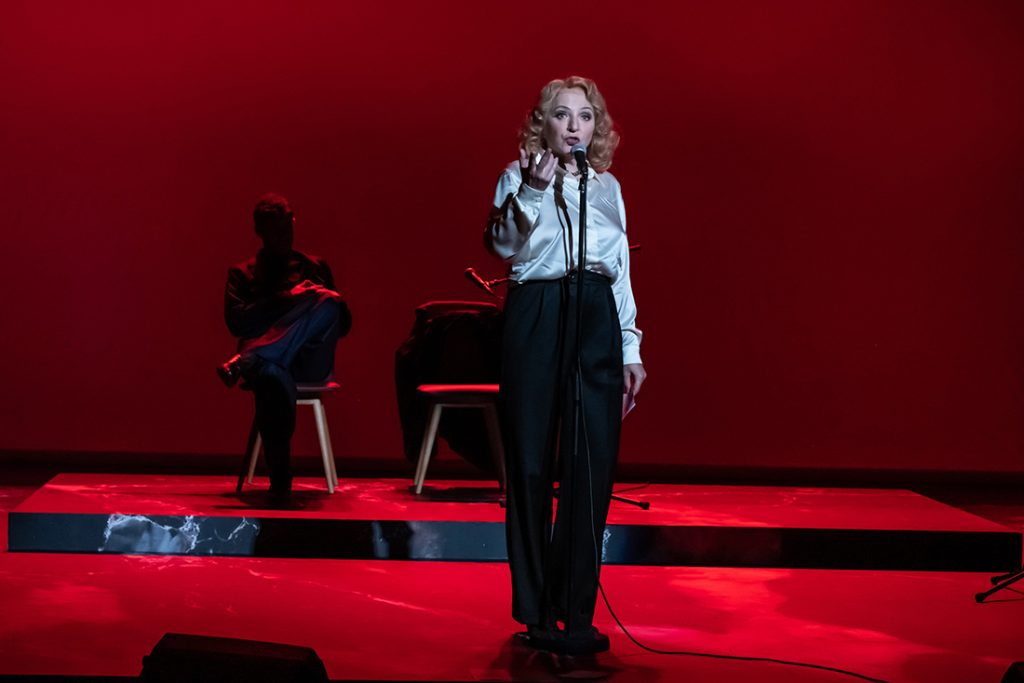 Iz predstave „Marlene Dietrich: pet tačaka optužnice" autora i režisera Harisa Pašovića