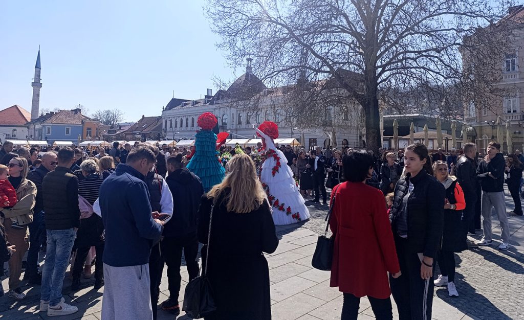 Performeri na štulama u cvjetnim kostimima na Trgu slobode Tuzla