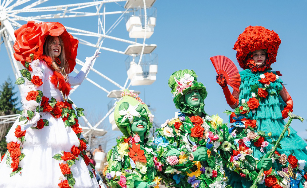 Performeri na štulama u cvjetnim kostimima na Trgu slobode Tuzla