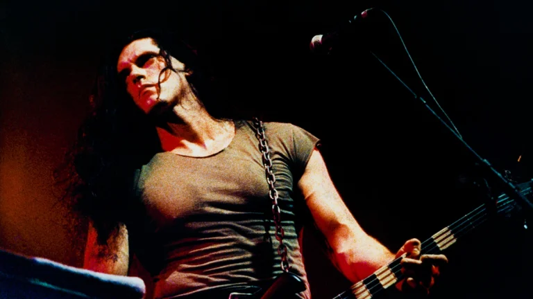 Peter Steele na koncertu sa bas gitarom