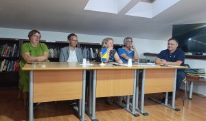 Učesnici javne tribine o knjizi i čitanju održane povodom Međunarodnog dana pismenosti u Tuzli